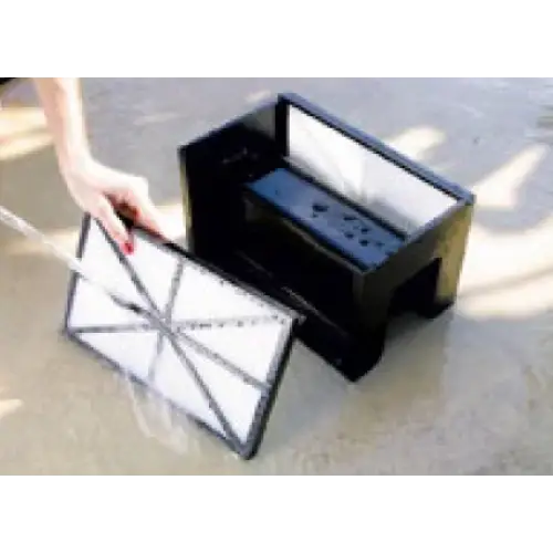 Svart Hayward Tigershark poolrobot med rektangulärt filterhus, vit mesh och svart ram