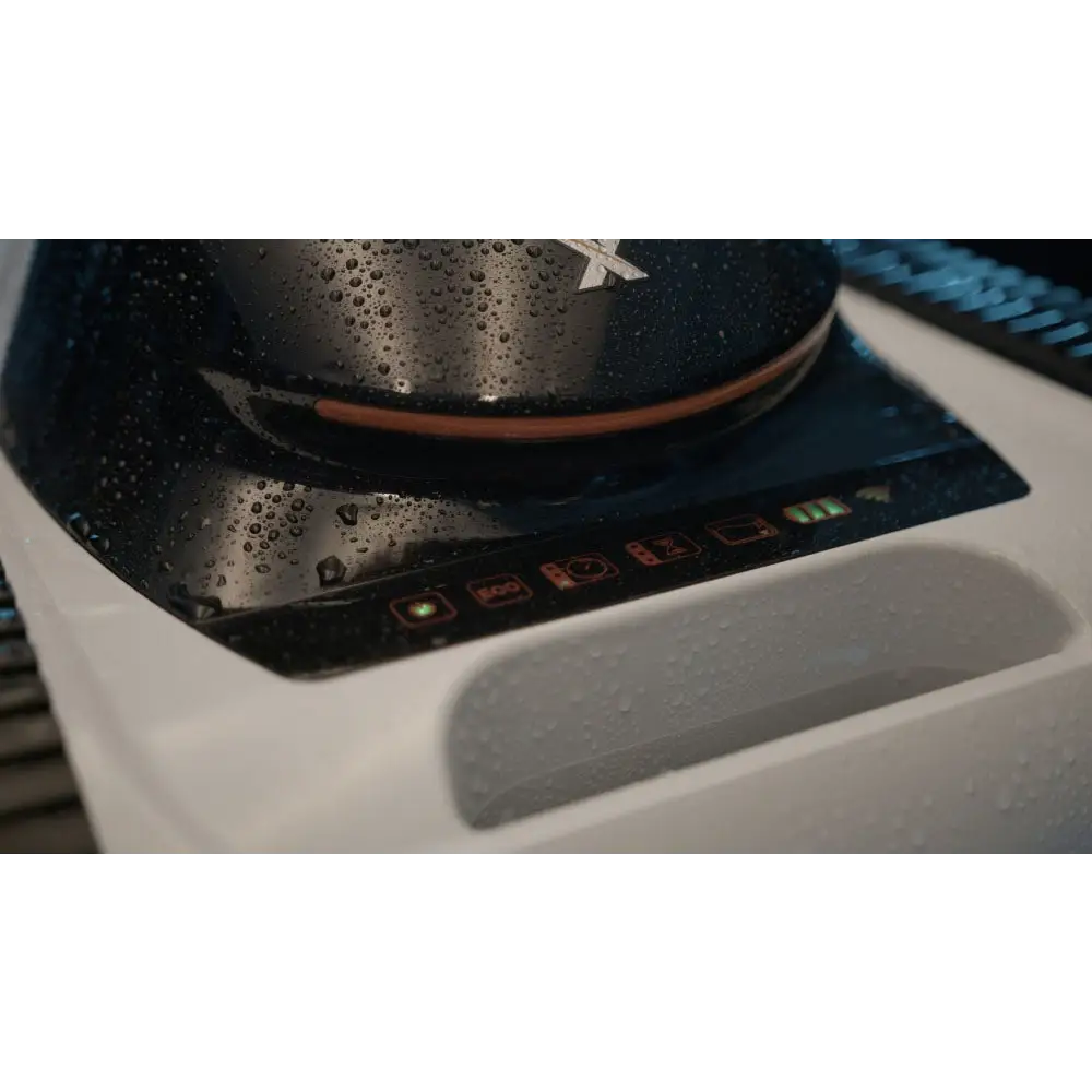 Svart och silver induktionshäll med Xwarrior InverX X60 i modern design