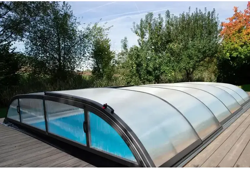 Pooltak Dallas 3×6 med slanka kurvade täckning, transparenta paneler och svart ram