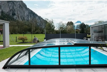 Dallas-Poolüberdachung – schwarzer Rahmen, über einem blauen Pool, 4 x 8