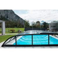 Pooltak Dallas med svart ram över blå pool, 4x8 modell