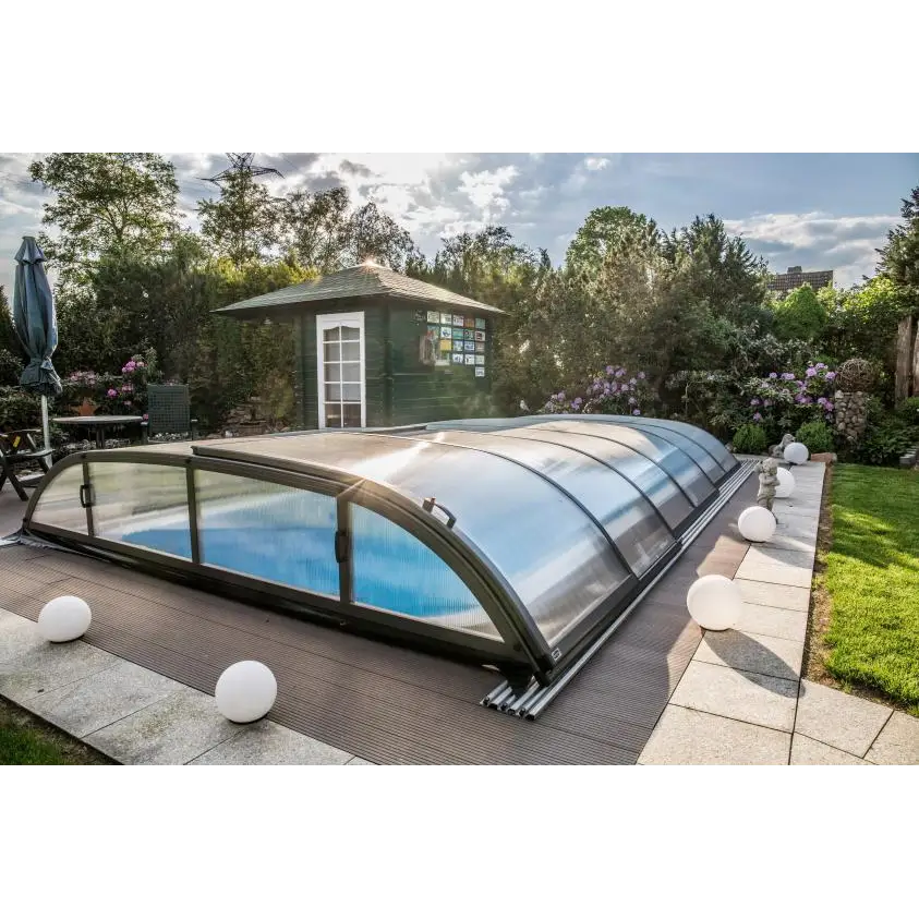 Pooltak Dallas med svart ram över blå pool, 4x8 storlek