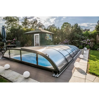 Pooltak Dallas med svart ram över blå pool, 4x8 storlek