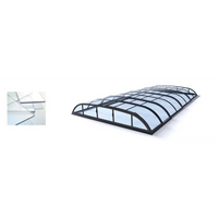 Svart ramat pooltak Dallas med genomskinliga bågade paneler över blå pool