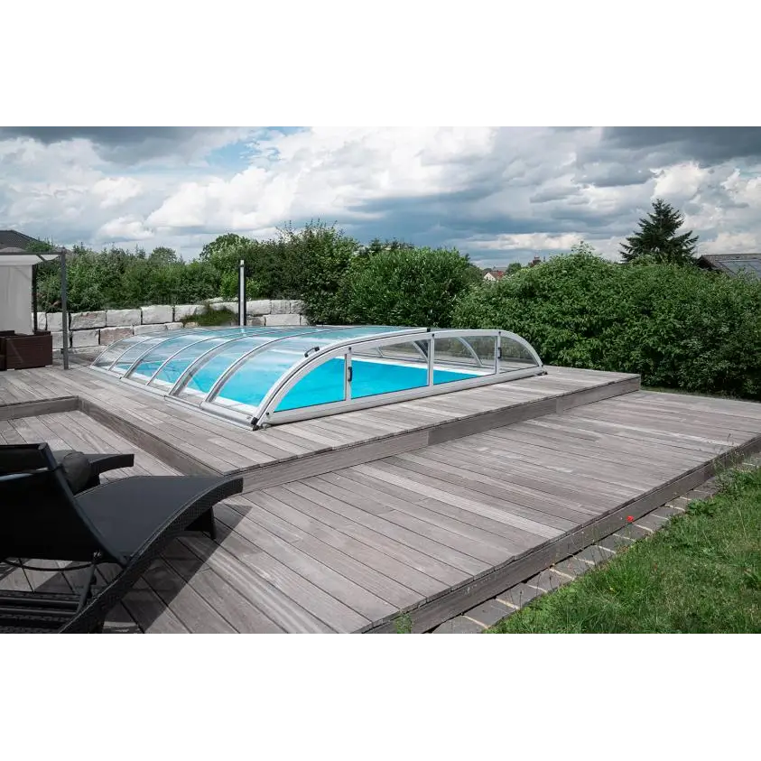 Pooltak Dallas med svart ram över blå pool