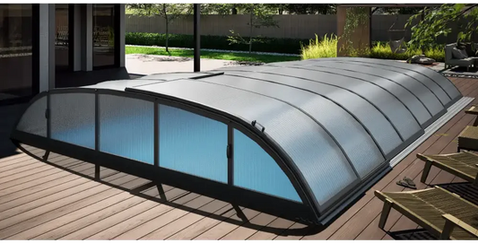 Dallas-Poolüberdachung – 4 x 8, modernes Design, Bogenform, transparente Paneele, schwarzer Metallrahmen