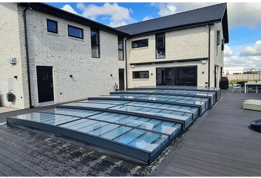 Moderne Dachpaneele für Pools mit Beckenrand – transparente Kunststoffpaneele, anthrazitfarben, über einer Holzterrasse