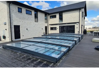 Moderna glastakpaneler med sarg klarplast antracit över trädeck