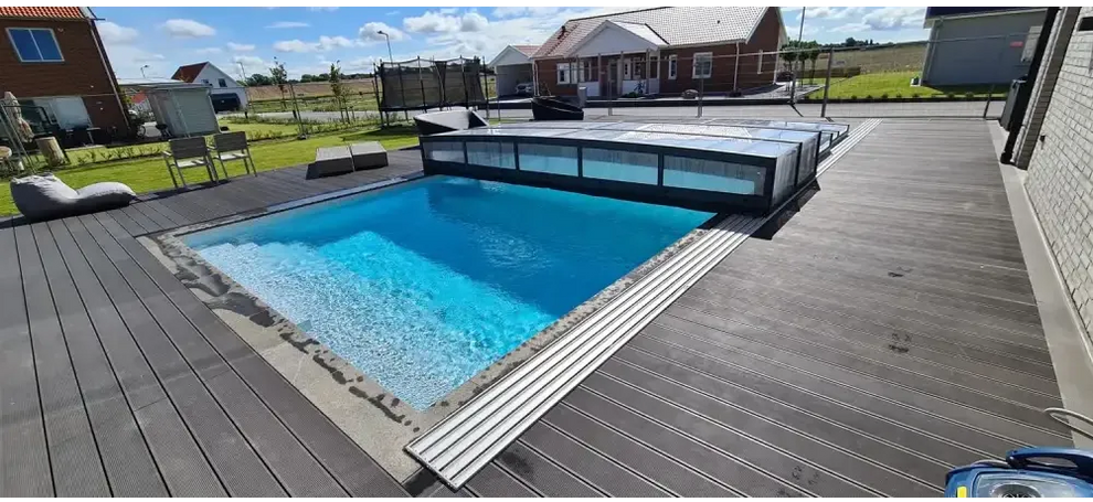 Rektangulärt pooltak Icon med sarg klarplast antracit, klarblått vatten och svart ram