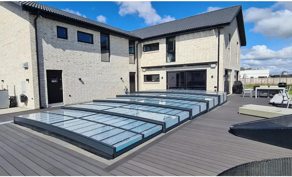 Modern pooltak icon med sarg klarplast antracit i glas och svart metall