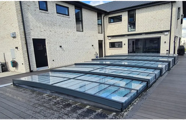 Icon-Poolüberdachung – transparente Kunststoffpaneele, anthrazitfarben, modernes Design mit transparenten Paneelen