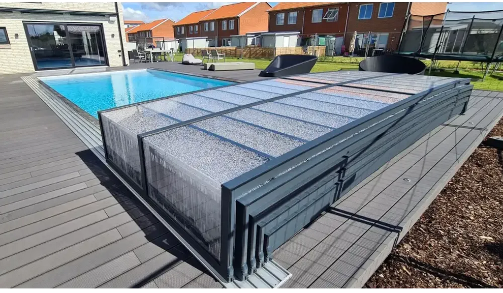 Modern pooltak Icon i klarplast antracit med glaspaneldesign