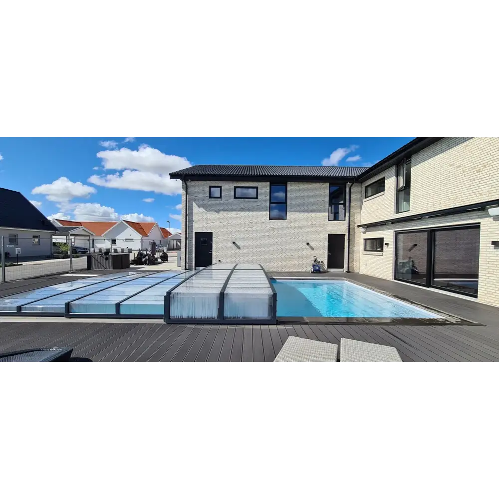 Modern vit tegelhus med svart tak och stort pooltak Icon med sarg klarplast i antracit