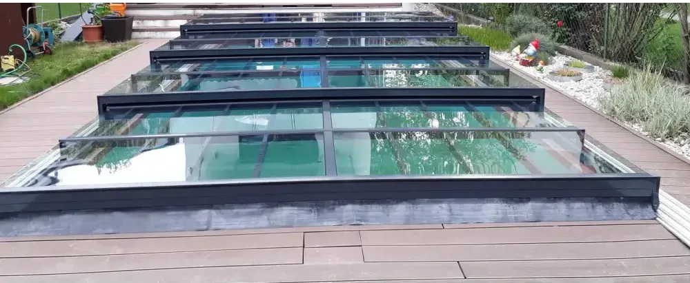 Moderna glastakpaneler med svart metallram för Pooltaket Icon 4x8 Uden över trädeck