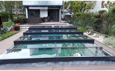 Icon 4 x 8 Uden Poolüberdachung – modernes Design mit transparenten Paneelen, schwarzer Rahmen