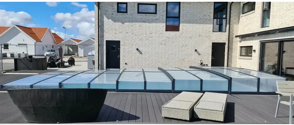 Moderna glastakpaneler i Pooltaket Icon 4x8 Uden, svart metall och glas