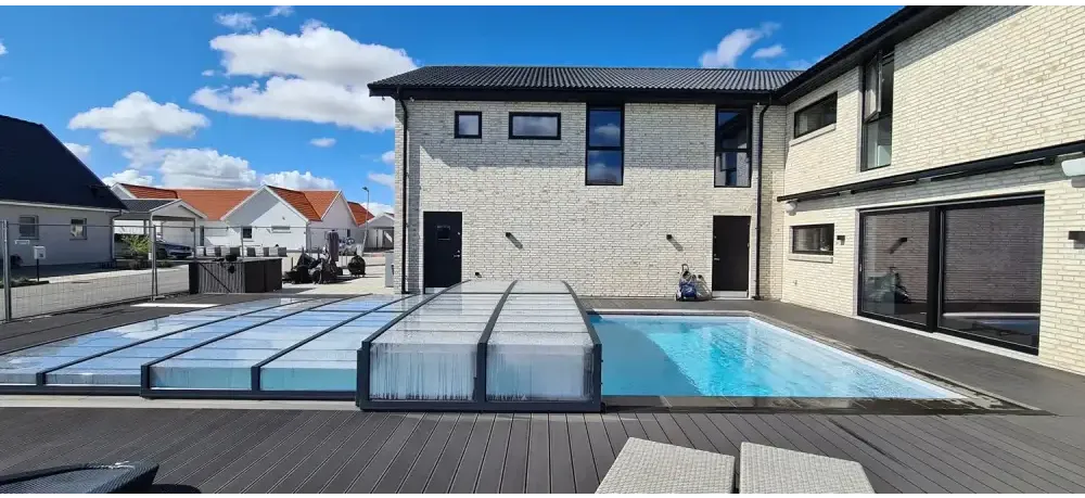 Modern vit tegelhus med svart tak och stora glasdörrar, Pooltaket Icon 4x8 Uden