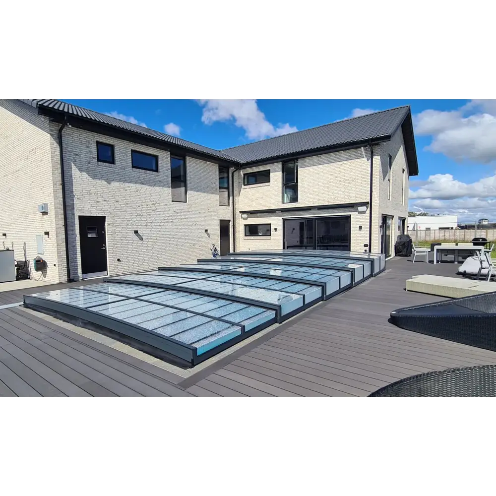 Moderna glastakpaneler på Pooltaket Icon 4x8 Uden, svart metall och segmenterad design