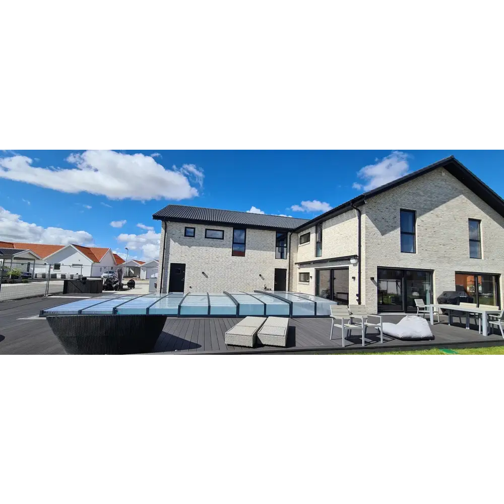 Modern pooltaket icon i klarplast antracit med grå tegelhus och glastak