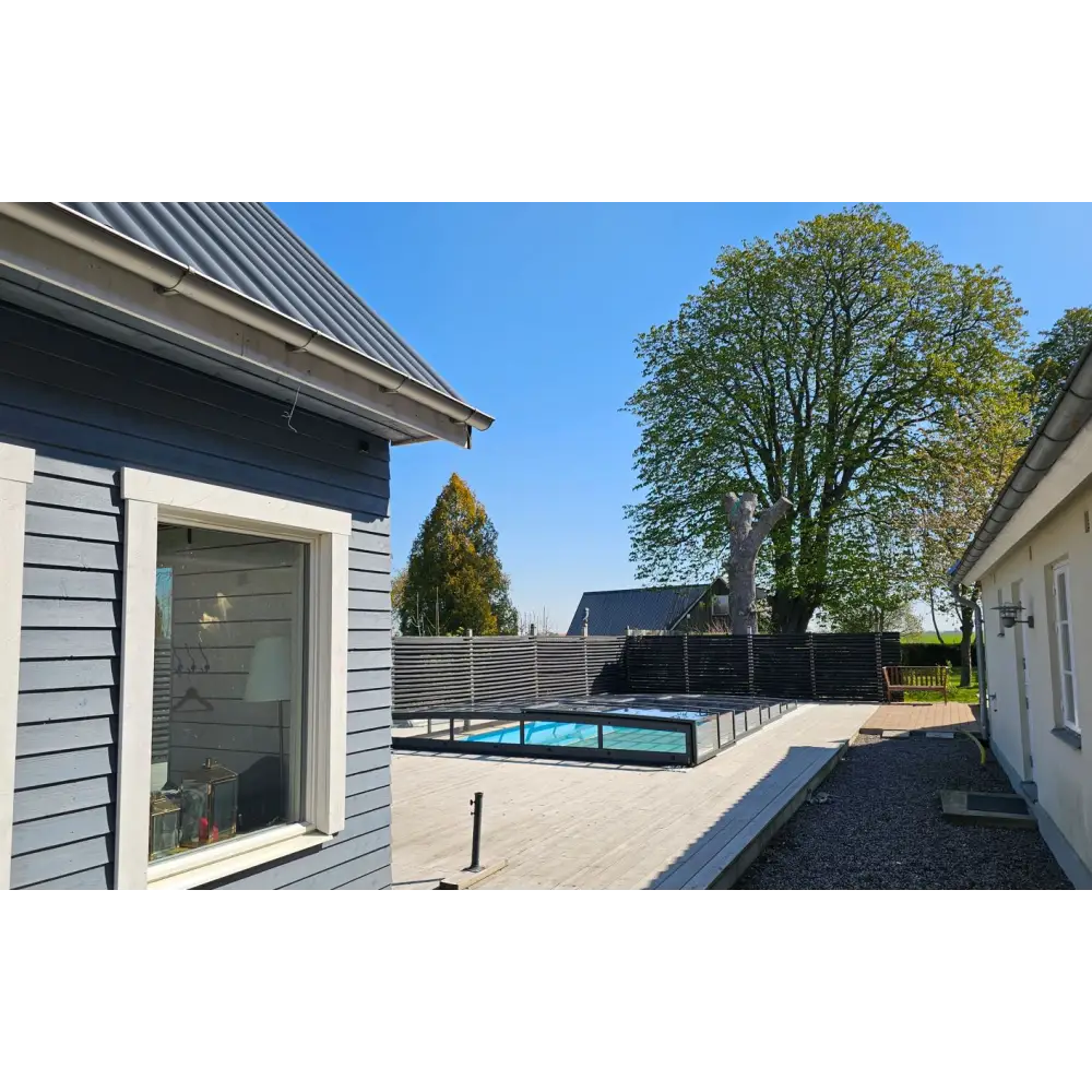 Blå metalltäckt med vit list för Pooltak Icon Kit modern glashägnad pool