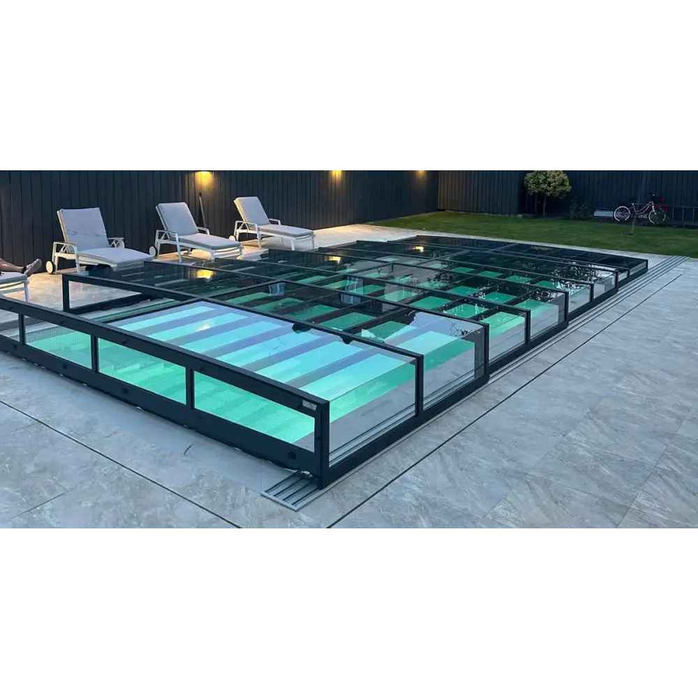 Modern glashägnad pool med pooltak icon kit och turkost upplyst vatten