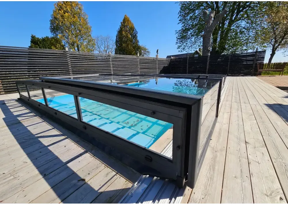 Modern Pooltak Icon Kit med svart ram och genomskinliga glas för blå poolvatten