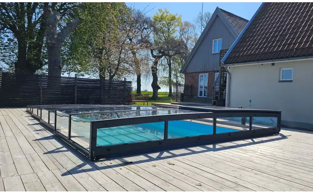 Pooltak Icon Kit med svart ram och transparent glas för blå poolvatten