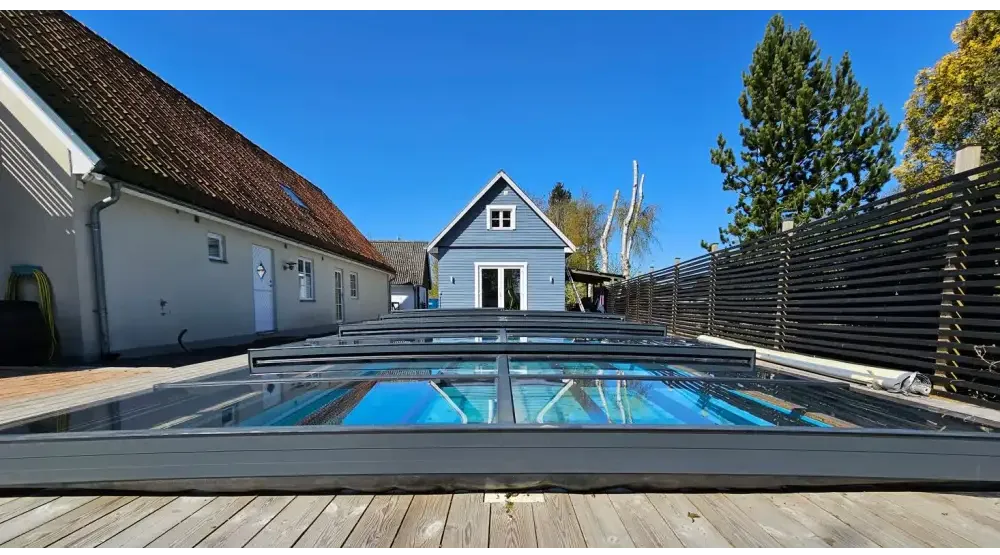 Pooltak Icon Kit för modern inomhuspool i glas med metallram