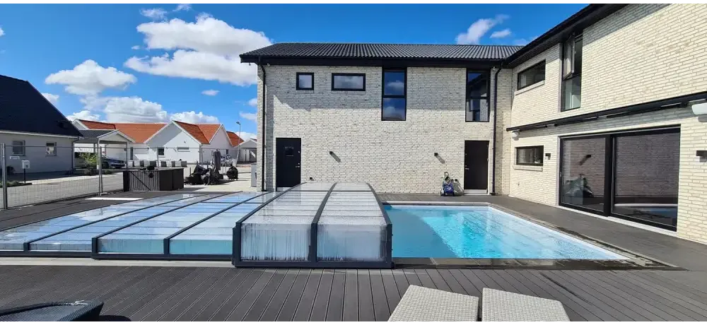 Pooltak Icon Kit för modern inglasad inomhuspool med blåvatten och trädeck
