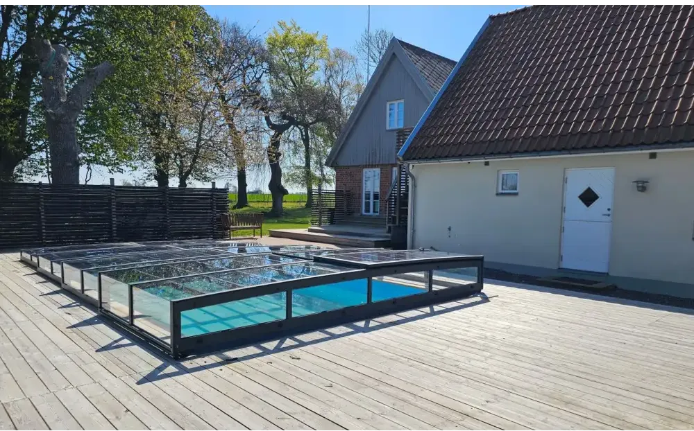 Rektangulär glasinramad pool med svart metallram, Pooltak Icon Kit