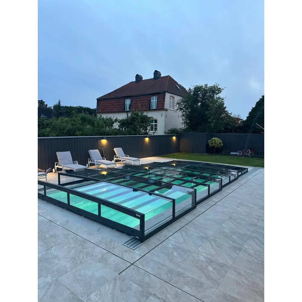 Modern glasinramad inomhuspool med Pooltak Icon Kit och turkost vatten