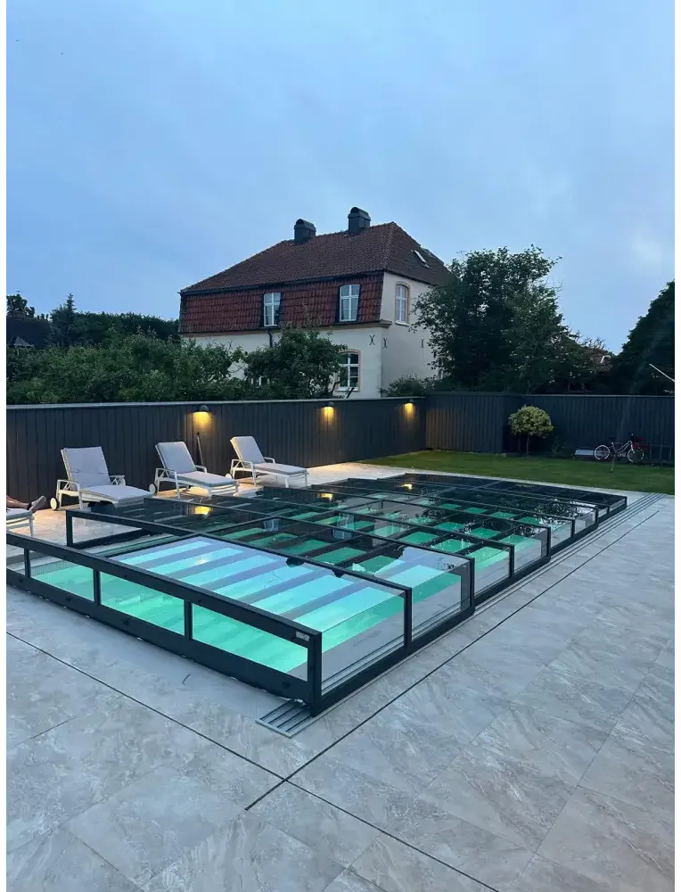 Modern glasinramad inomhuspool med Pooltak Icon Kit och turkost vatten
