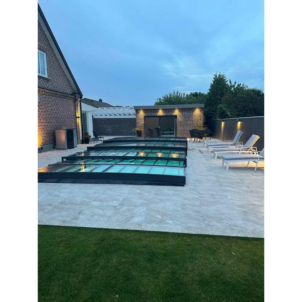 Modern glasindränkt inomhuspool med Pooltak Icon Kit i svart ram