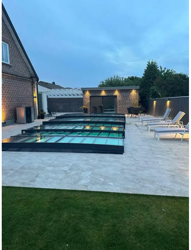 Modern glasindränkt inomhuspool med Pooltak Icon Kit i svart ram