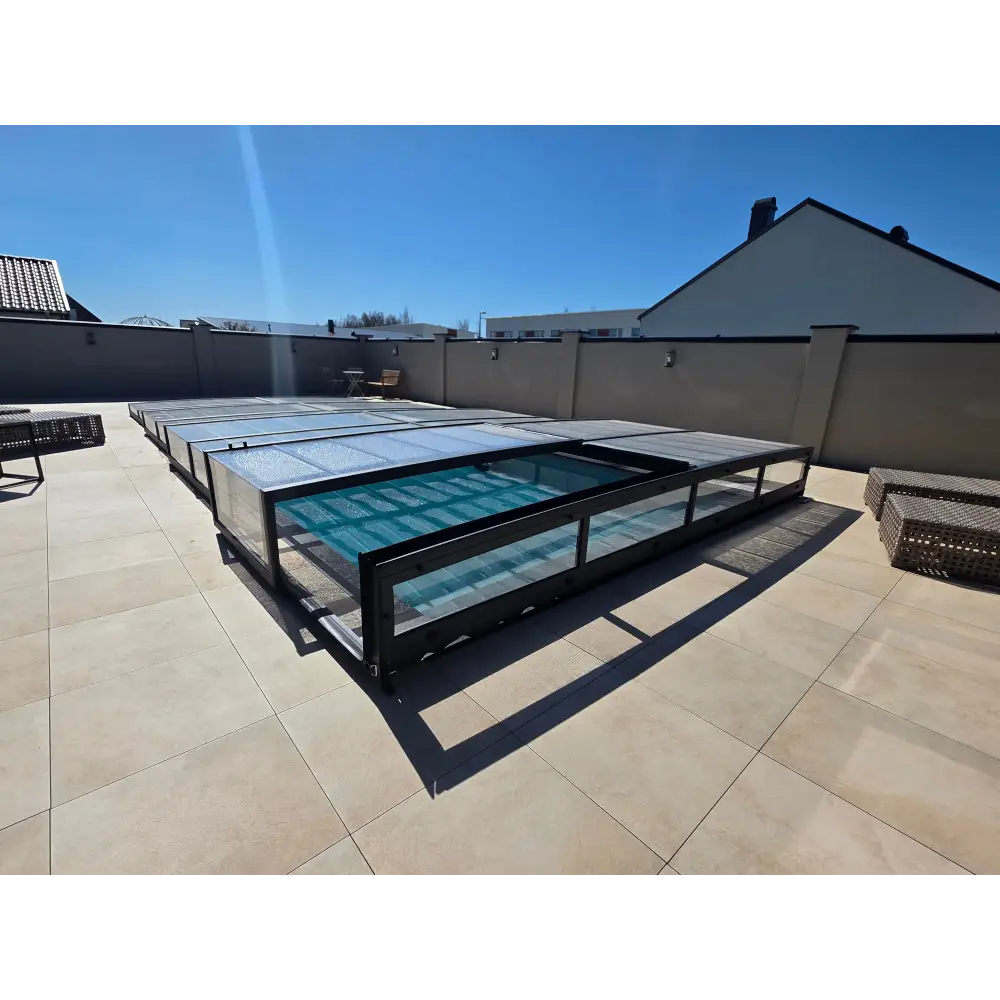 Sv: pooltak icon kit s2 4×8 med svart ram och klarglaspaneler över blå pool för att köpa pool med sidodörr