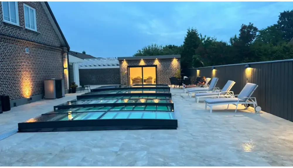 Modern glasindränkt pool med svart ram och upplysta kanter, Pooltak Icon Kit