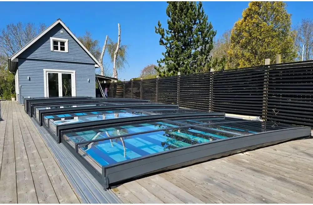 Pooltak Icon Kit med modern glastak och svart metallram för inomhuspool