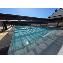 ICON KIT S3 Poolüberdachung – 4 x 9, langgestreckte Form, rechteckiger Pool, klares türkisfarbenes Wasser, moderne schwarze Poolüberdachung, anthrazitfarben