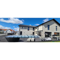 Modern vit tegelhus med mörkgrått tak, stora fönster och pooltak icon kit