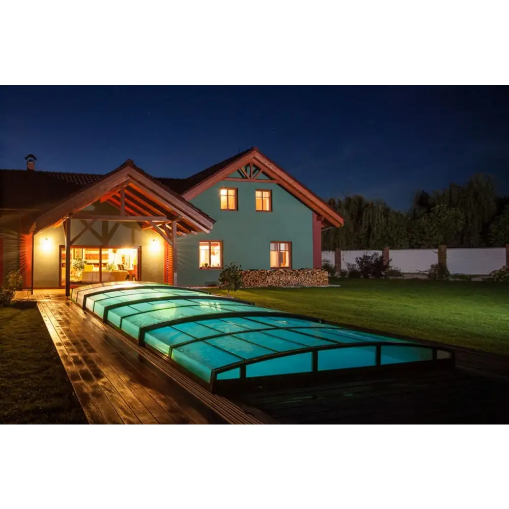 Pooltak Infinity med starka profiler och modern glasdesign i blått