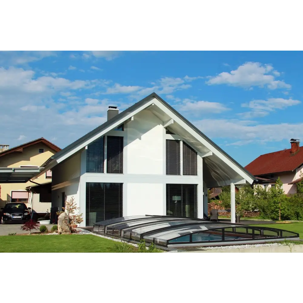 Modern vit tvåvåningshus med Pooltak Infinity extra starka profiler