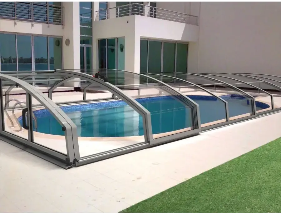 Pooltak Infinity med extra starka profiler i silver och kurvat glas