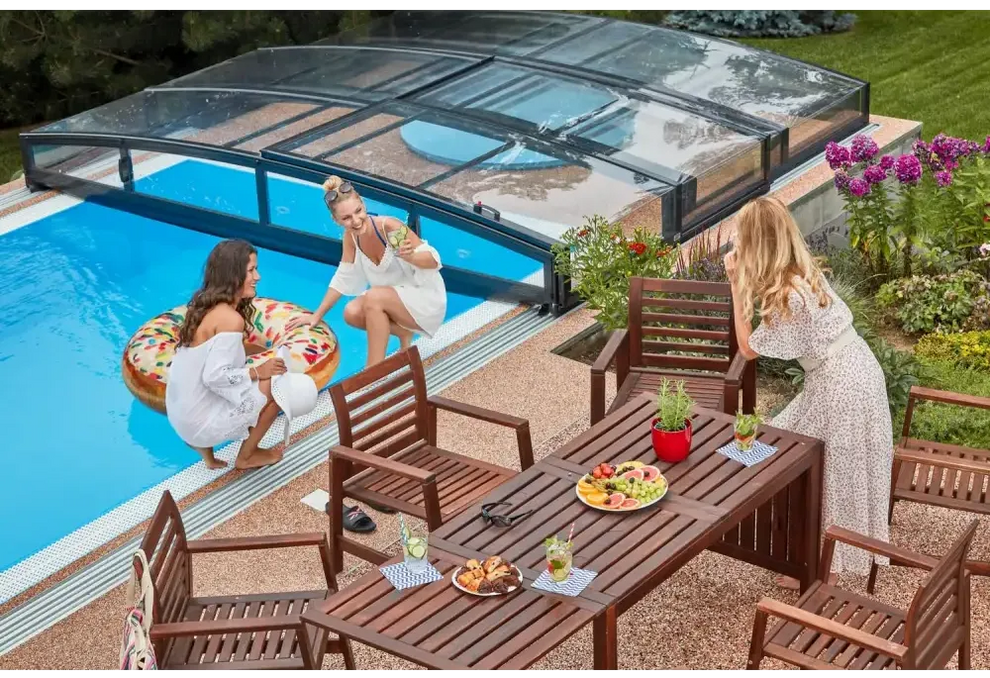 Brun träpatio med slät design och stolar vid pool under Pooltak Infinity med extra starka profiler