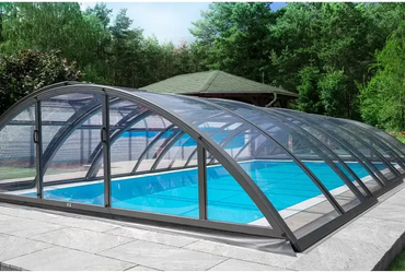 Pooltak Klasik 3×4 med modern valvform, transparenta paneler och mörkgrå metallram