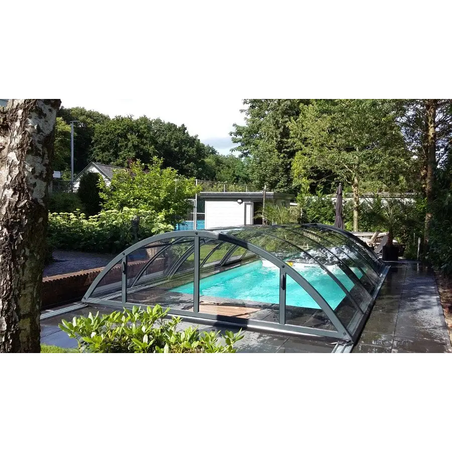 Elegant bågformat pooltak med extra starka profiler i grått