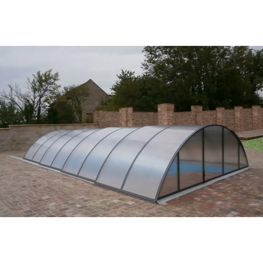 Elegant bågformat pooltak med extra starka profiler i klart, transparent utförande