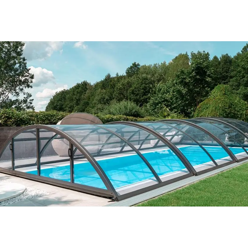 Elegant bågformat pooltak med extra starka profiler i glas och metall