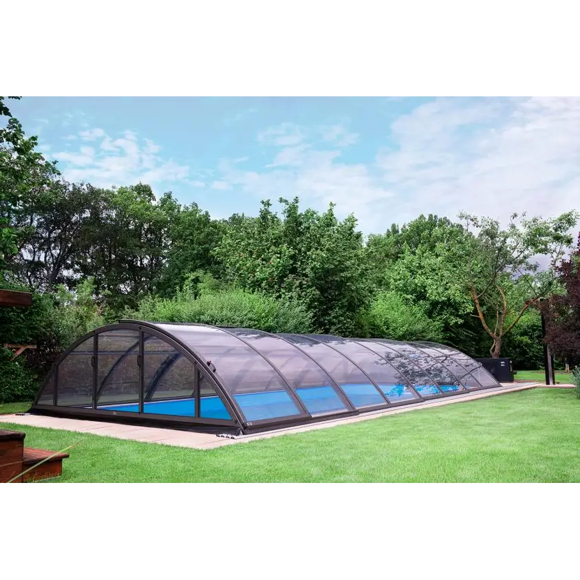 Elegant bågformat pooltak med extra starka profiler och transparenta paneler