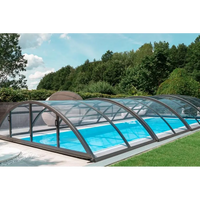 Elegant bågformat pooltak med extra starka profiler i glas och metall