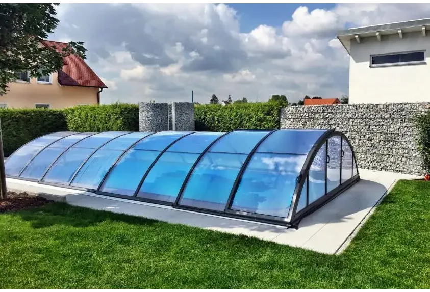 Blå kurvig glas pooltak Klasik 5x10 med klar kanalplast och svart ram